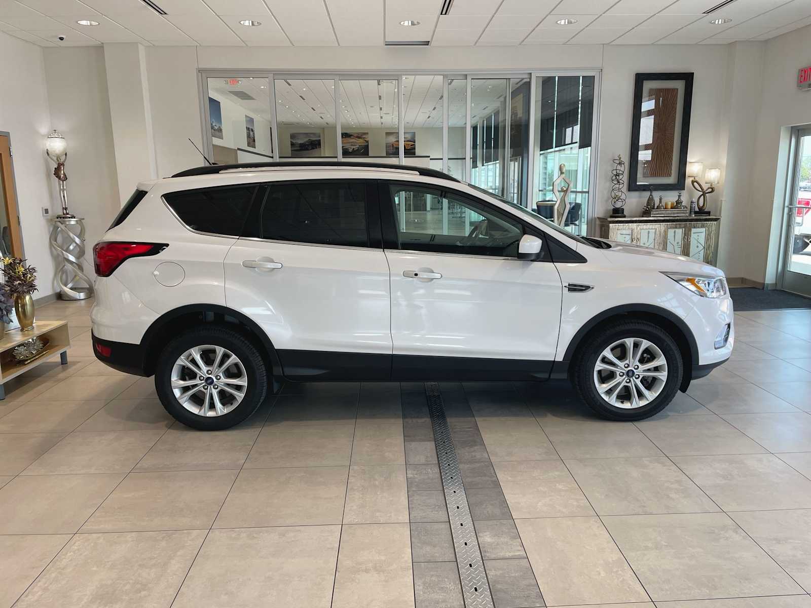2019 Ford Escape SEL photo 2