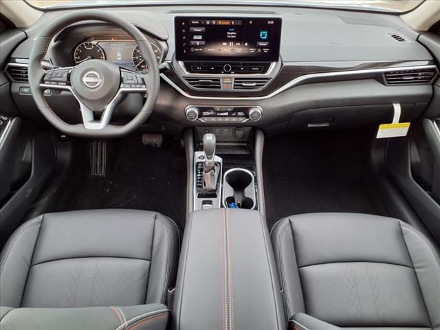 2025 Nissan Altima SR photo 4
