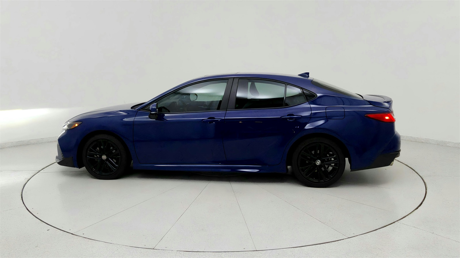2025 Toyota Camry SE photo 4
