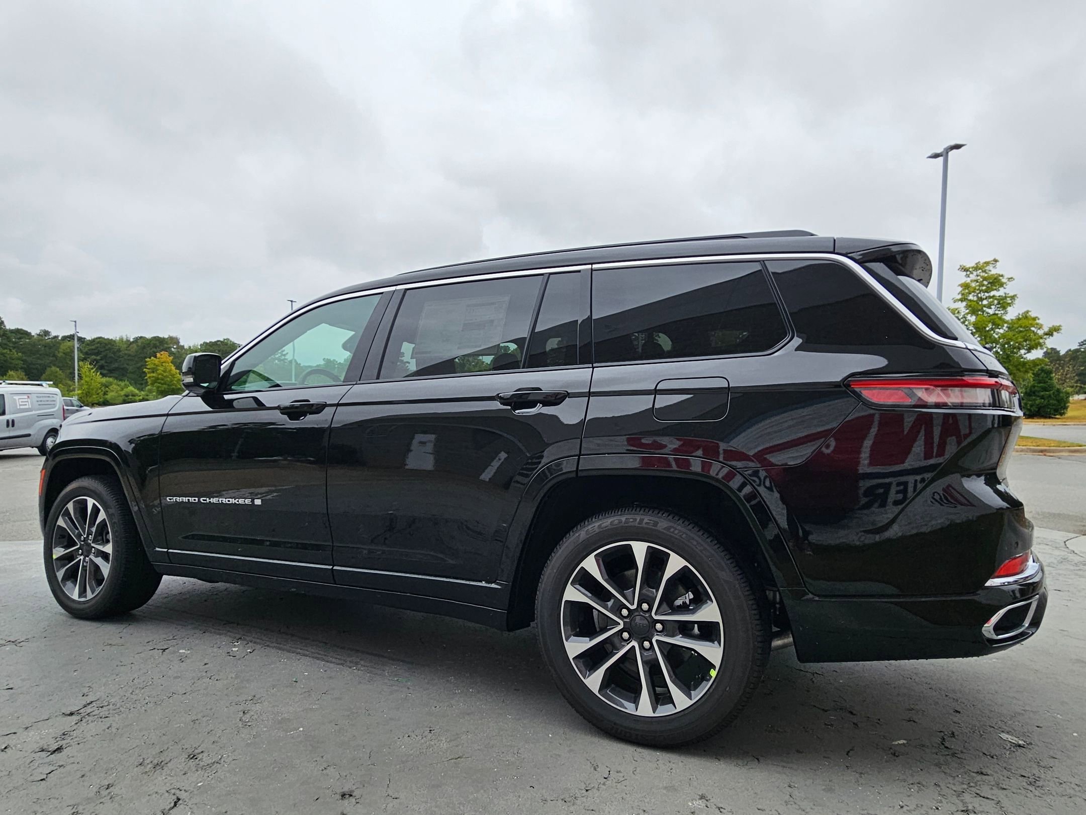 2025 Jeep Grand Cherokee Overland photo 2