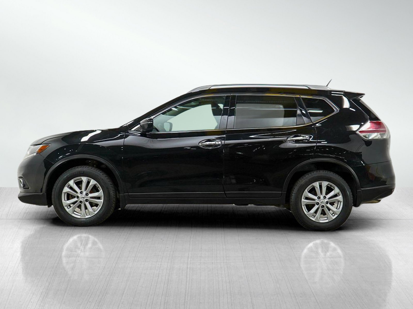 Used 2016 Nissan Rogue SV with VIN 5N1AT2MV2GC844221 for sale in Wayzata, Minnesota
