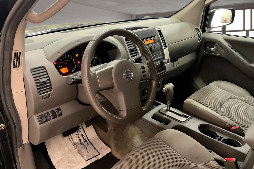 2011 Nissan Frontier SV photo 4