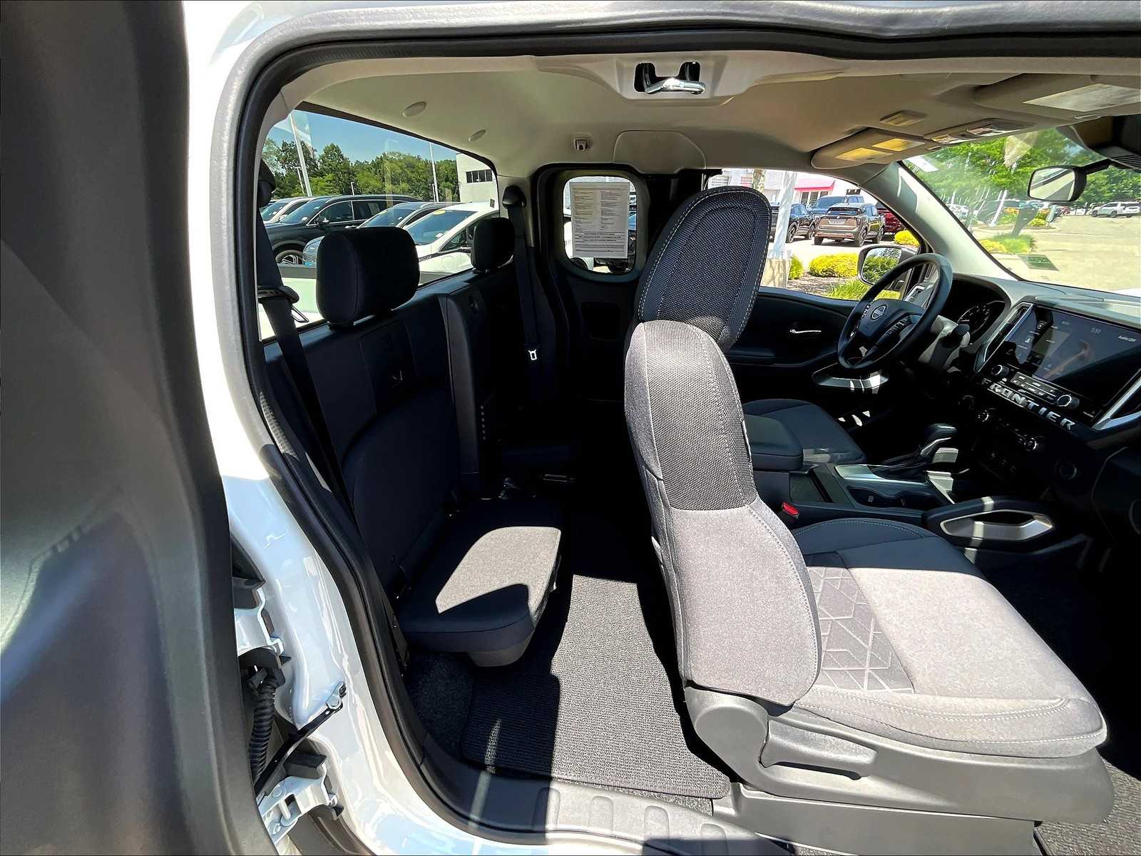 2025 Nissan Frontier SV photo 16