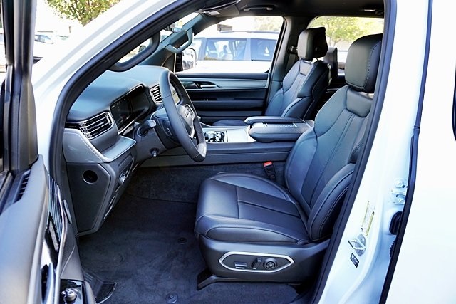 New 2025 Bright White Clear-Coat Exterior Paint Jeep Series II image 19