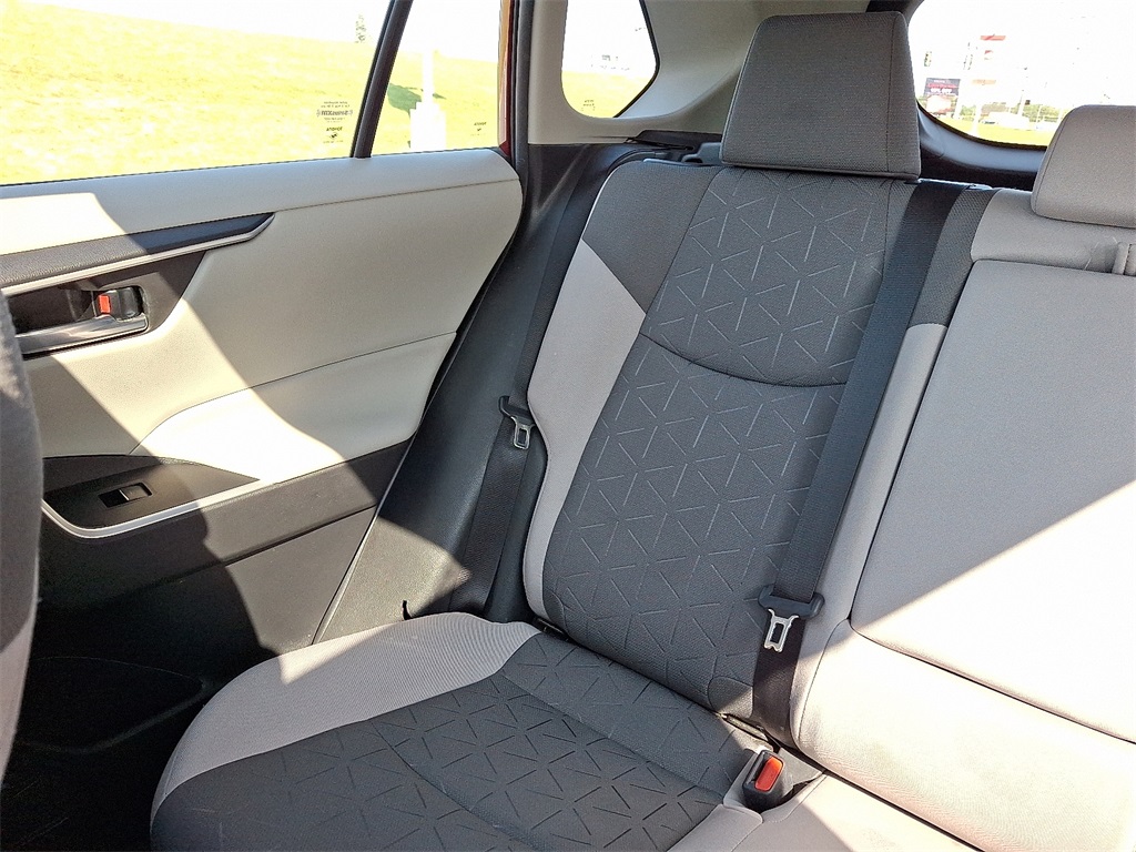 2022 Toyota RAV4 Hybrid XLE photo 14