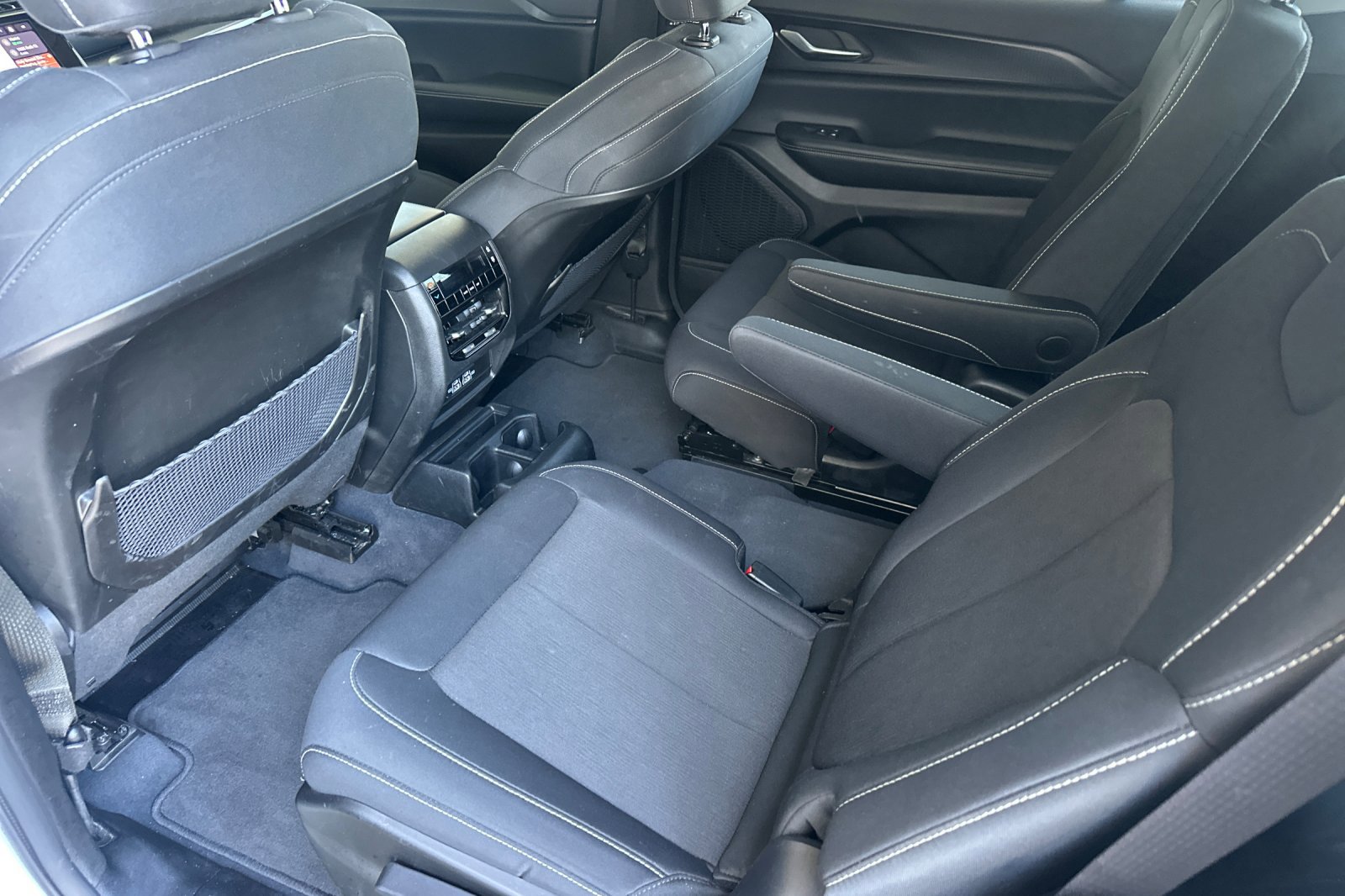 2023 Jeep Grand Cherokee Laredo photo 12