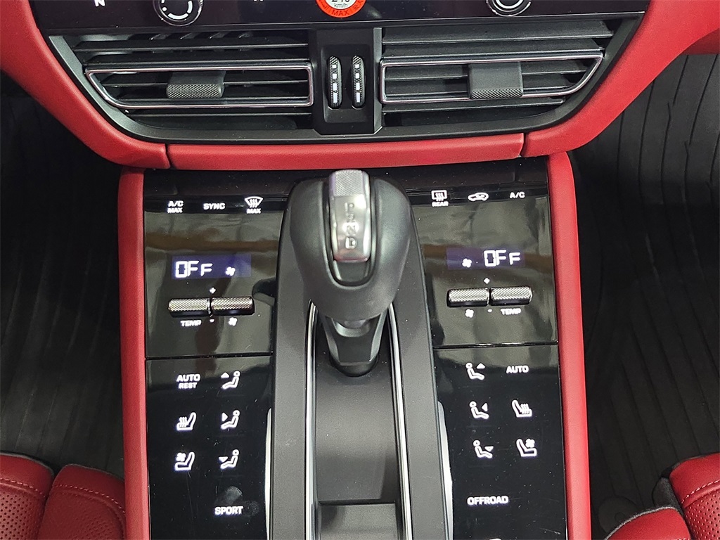 2023 Porsche Macan T photo 18