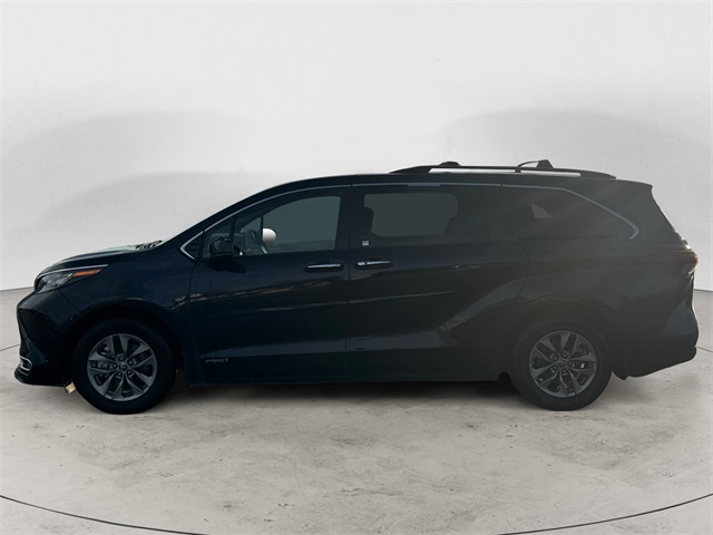 2021 Toyota Sienna XLE photo 2