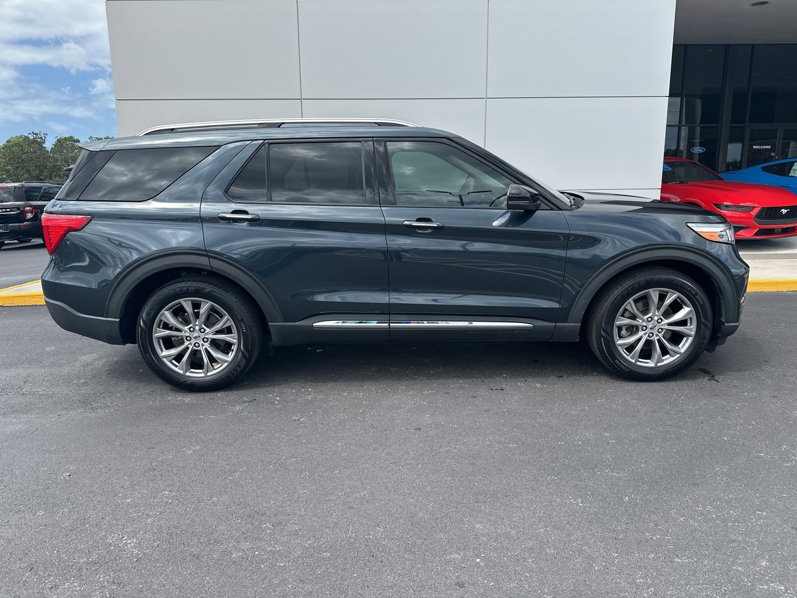 2022 Ford Explorer Limited photo 2