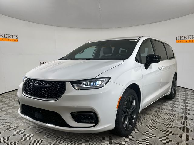 2026 Chrysler Pacifica Select's photo