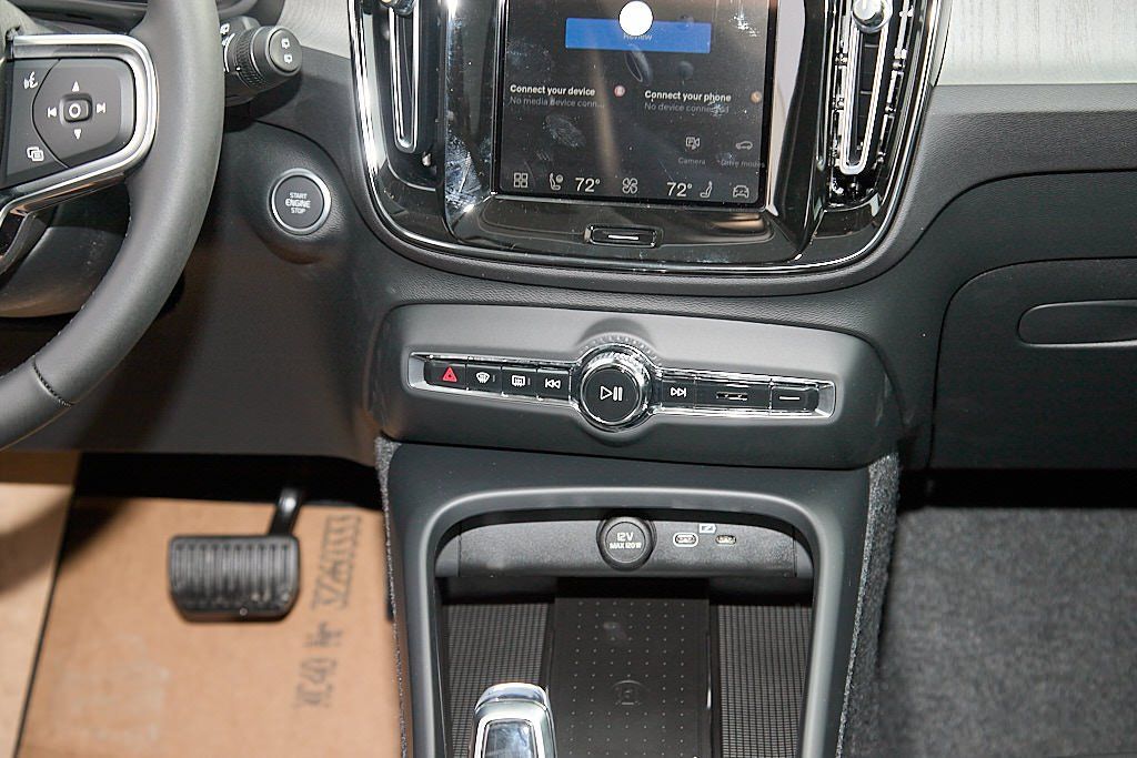 2026 VOLVO XC40 - Image 27