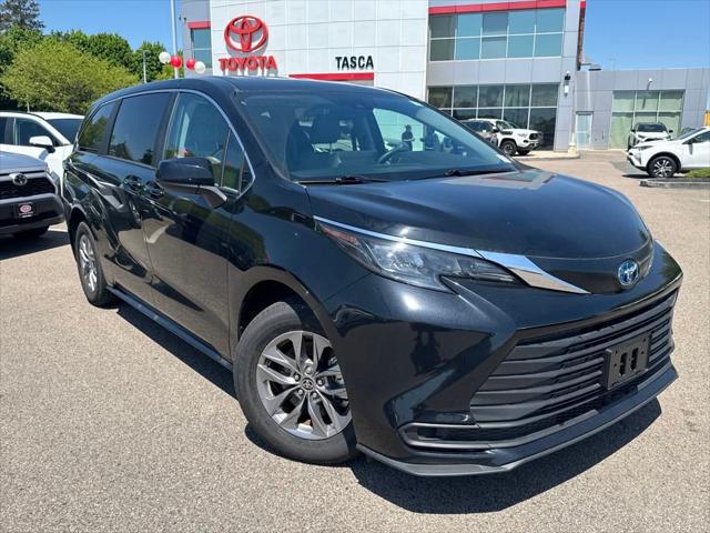 2024 Toyota Sienna LE's photo
