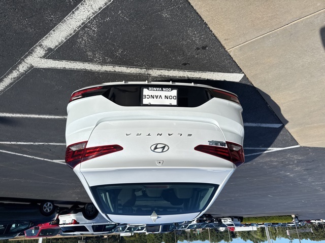 2020 Hyundai Elantra SEL photo 3