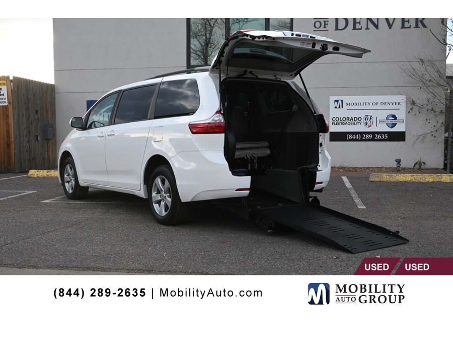 2017 Toyota Sienna LE's photo