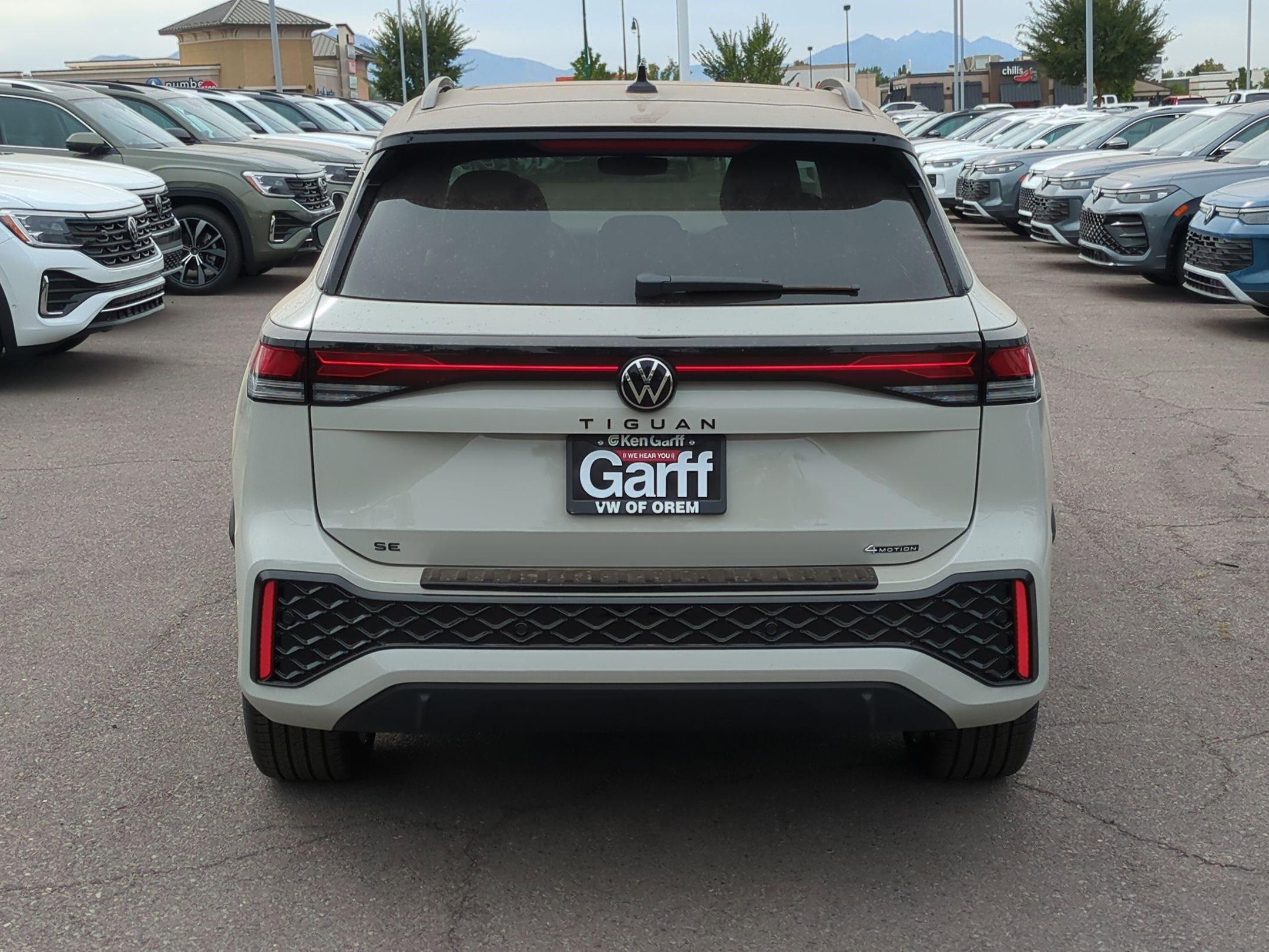 2025 Volkswagen Tiguan SE R-Line Black photo 4