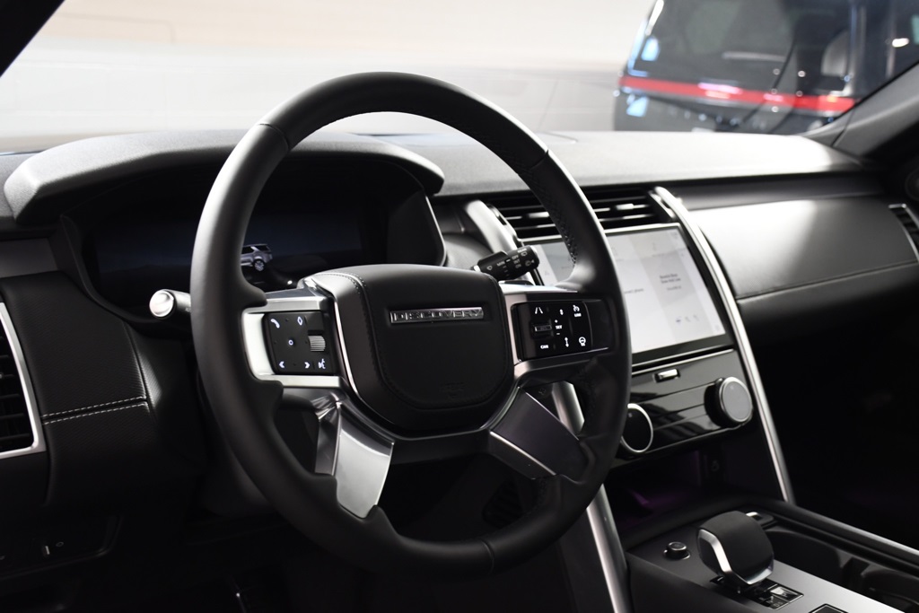 2025 Land Rover Discovery SE photo 10