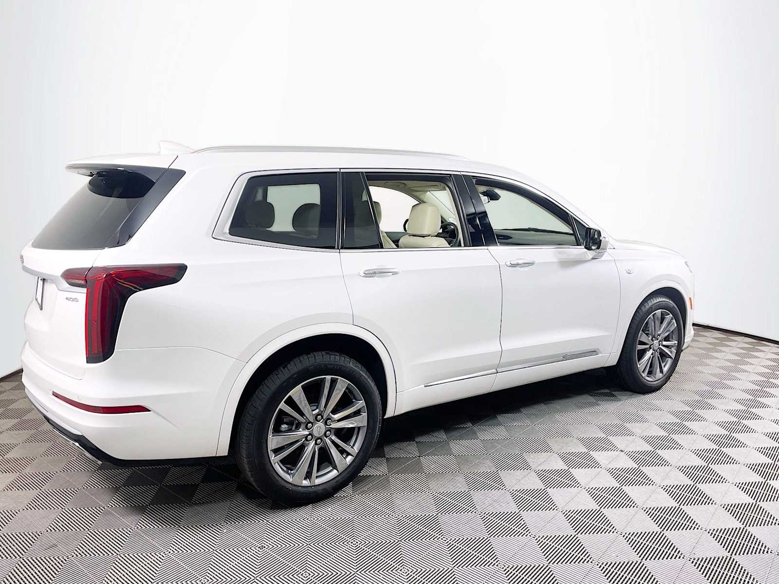 2025 Cadillac XT6 Premium Luxury photo 2