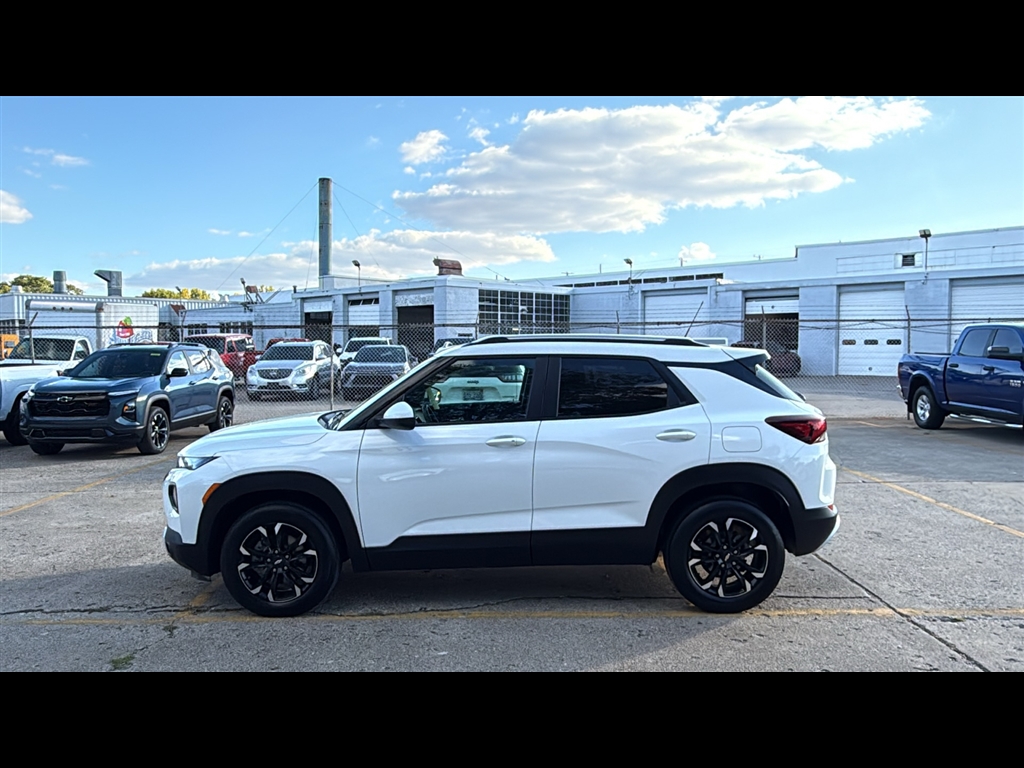 2023 Chevrolet Trailblazer LT photo 2