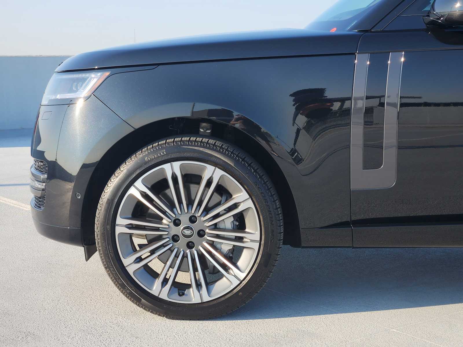 2025 Land Rover Range Rover SE photo 9