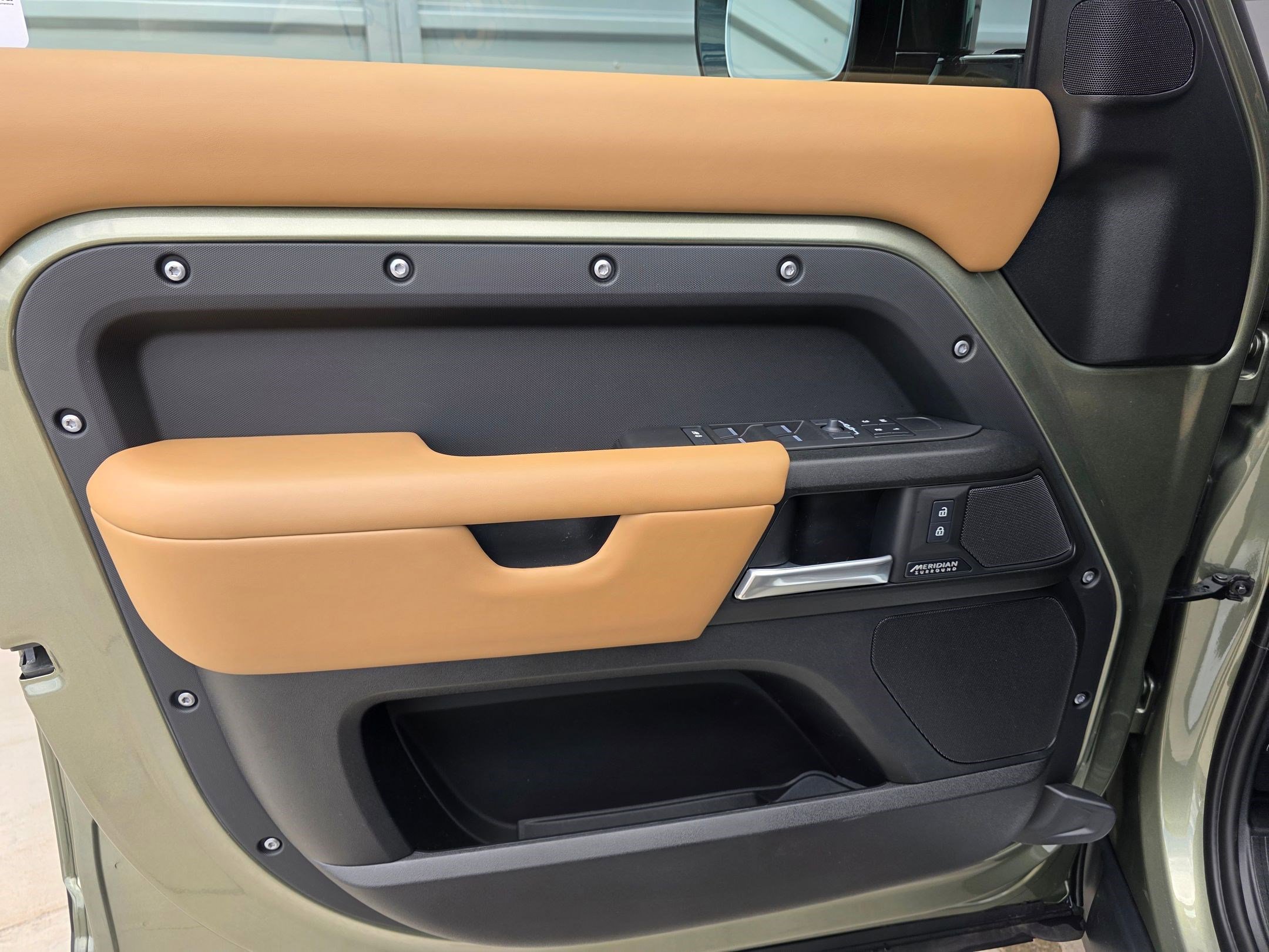 2025 Land Rover Defender 130 X photo 9