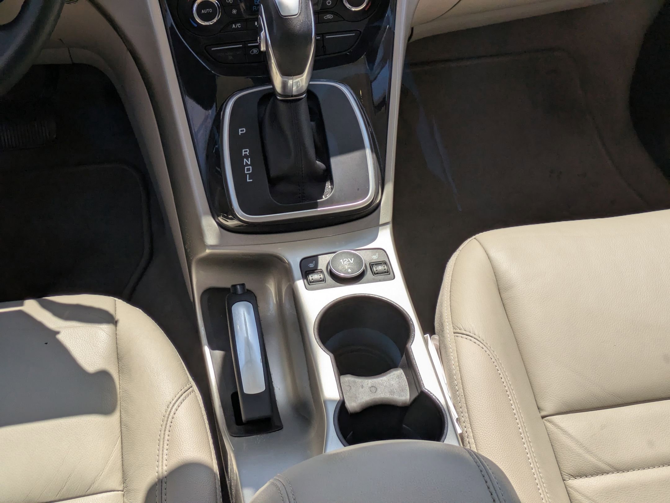 2016 Ford C-Max Energi SEL photo 20