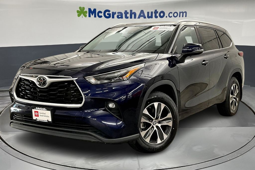 2022 Toyota Highlander XLE photo 2