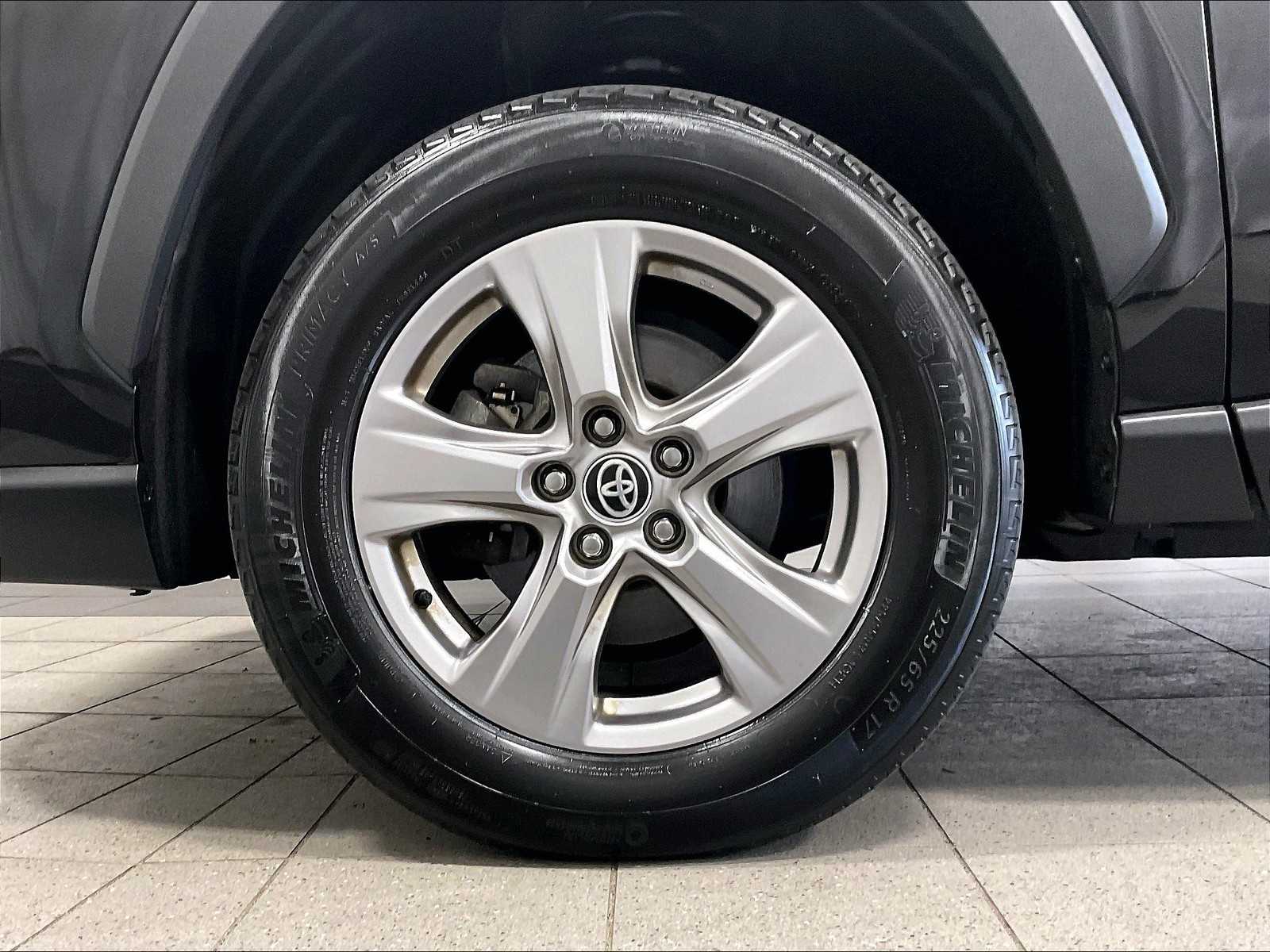 2023 Toyota RAV4 XLE photo 7
