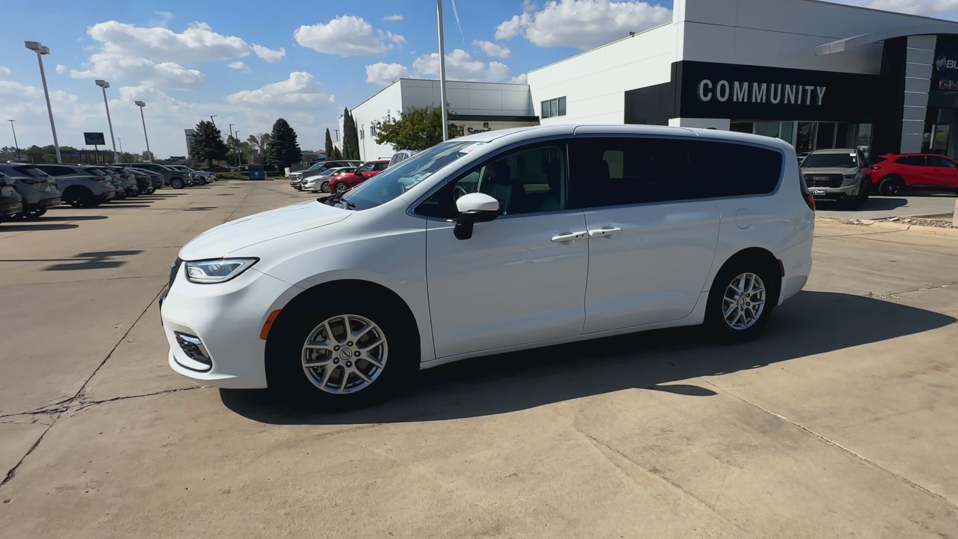2023 Chrysler Pacifica Touring L photo 4