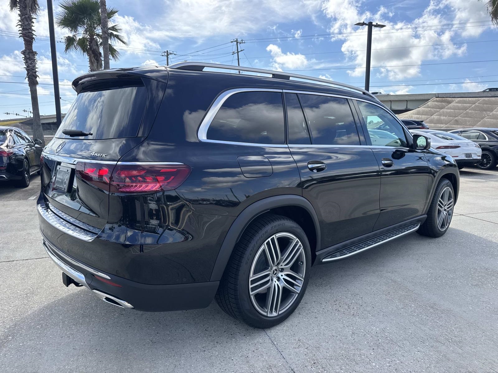 2026 Mercedes Benz GLS 450 4MATIC photo 2