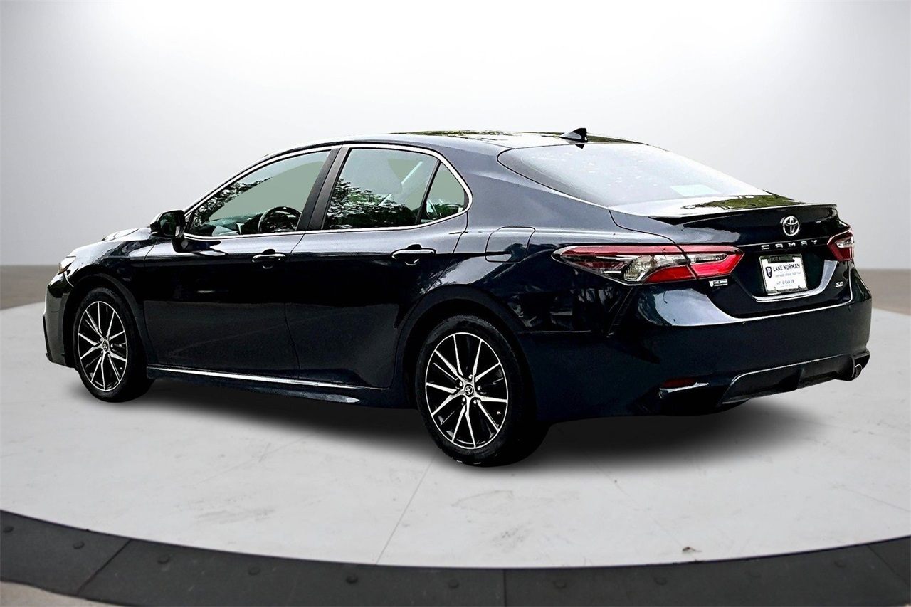 2021 Toyota Camry SE photo 3