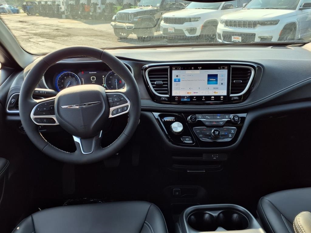 2026 Chrysler Pacifica photo 16