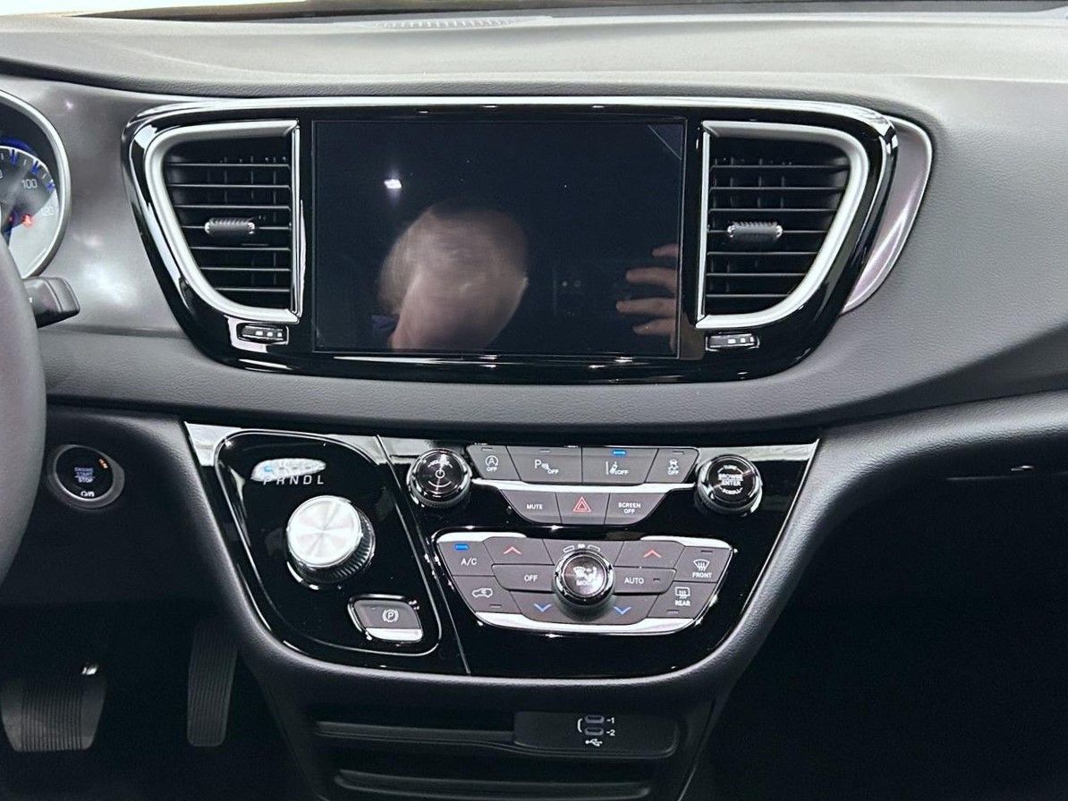 2026 Chrysler Voyager LX photo 12