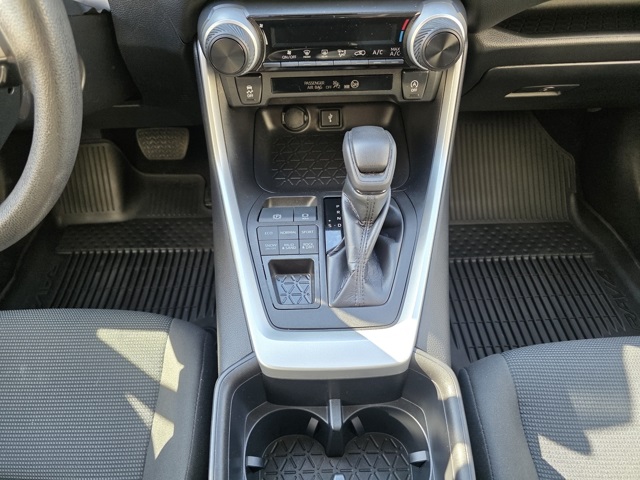 2022 Toyota RAV4 LE photo 19