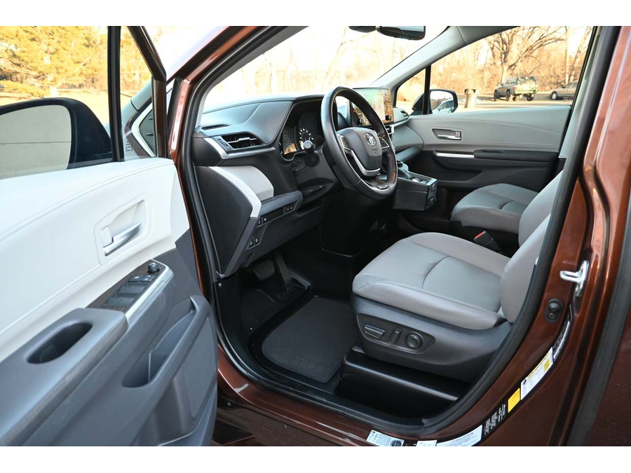 2022 Toyota Sienna XLE photo 12