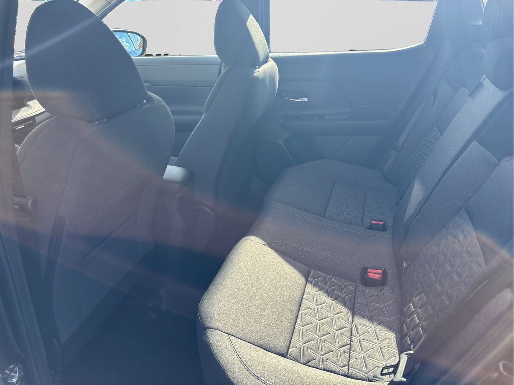 2025 Nissan Kicks SV photo 10