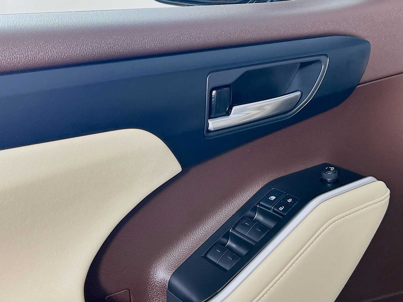 2021 Toyota Highlander XLE photo 10