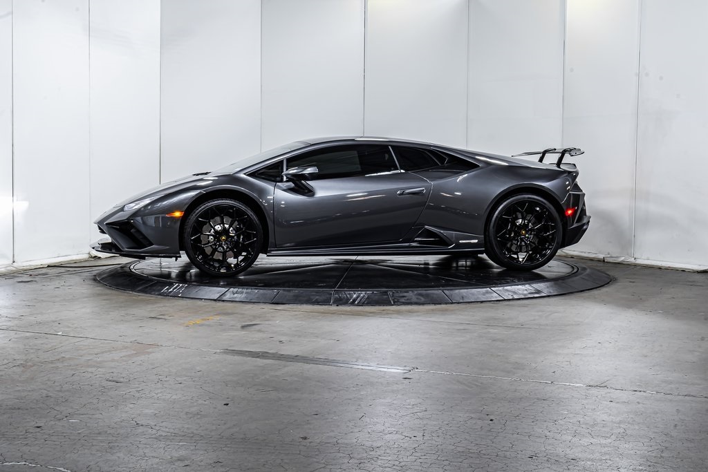 2022 Lamborghini Huracan Evo Coupe photo 2