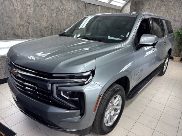 2025 Chevrolet Suburban LT's photo