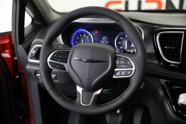 2025 Chrysler Pacifica photo 3