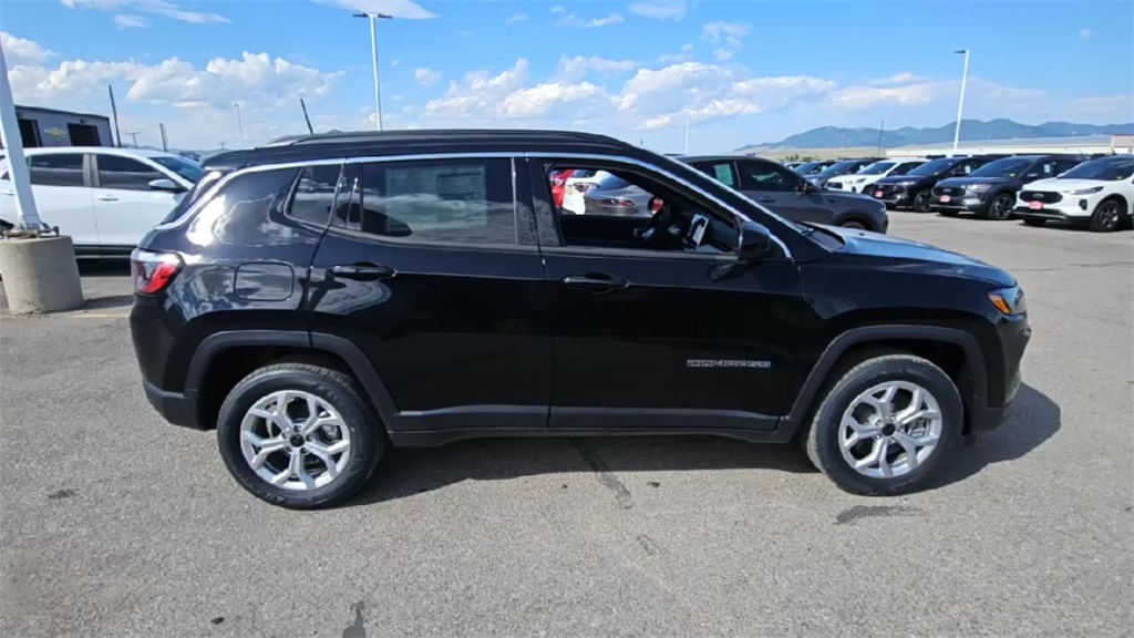 2025 Jeep Compass Latitude photo 9