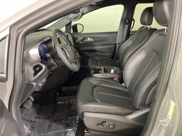 2025 Chrysler Pacifica photo 16