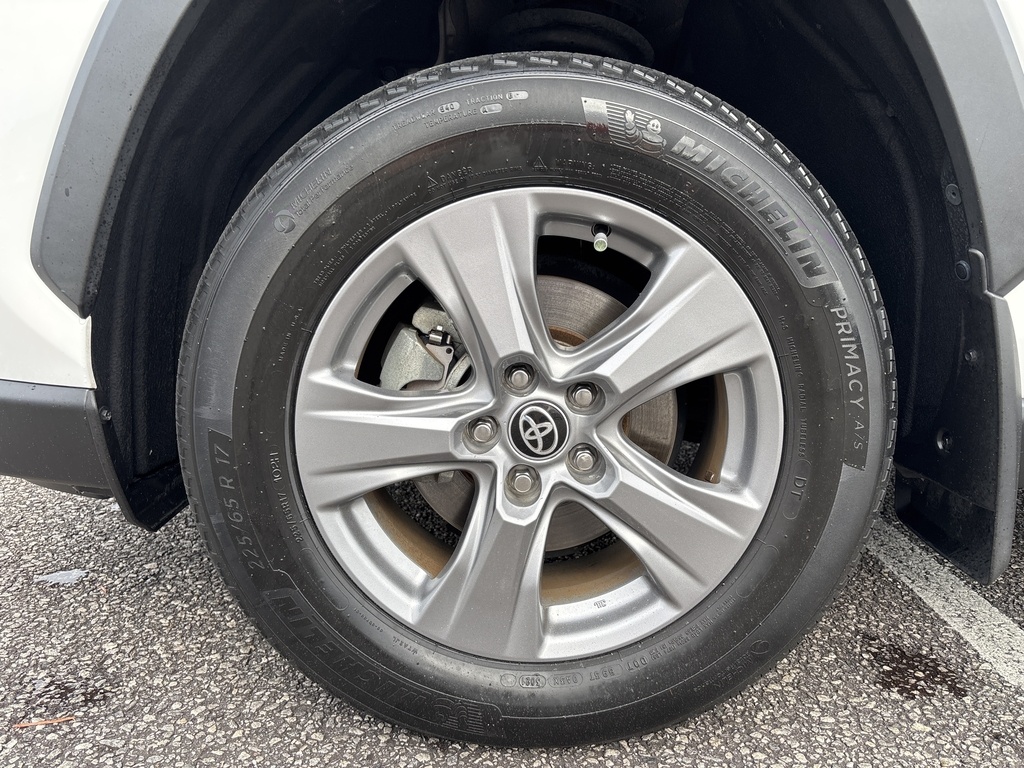 2022 Toyota RAV4 XLE photo 10