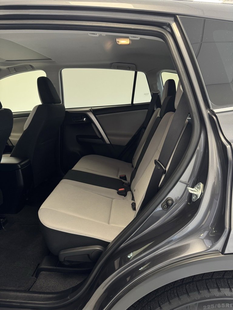 2016 Toyota RAV4 XLE photo 16