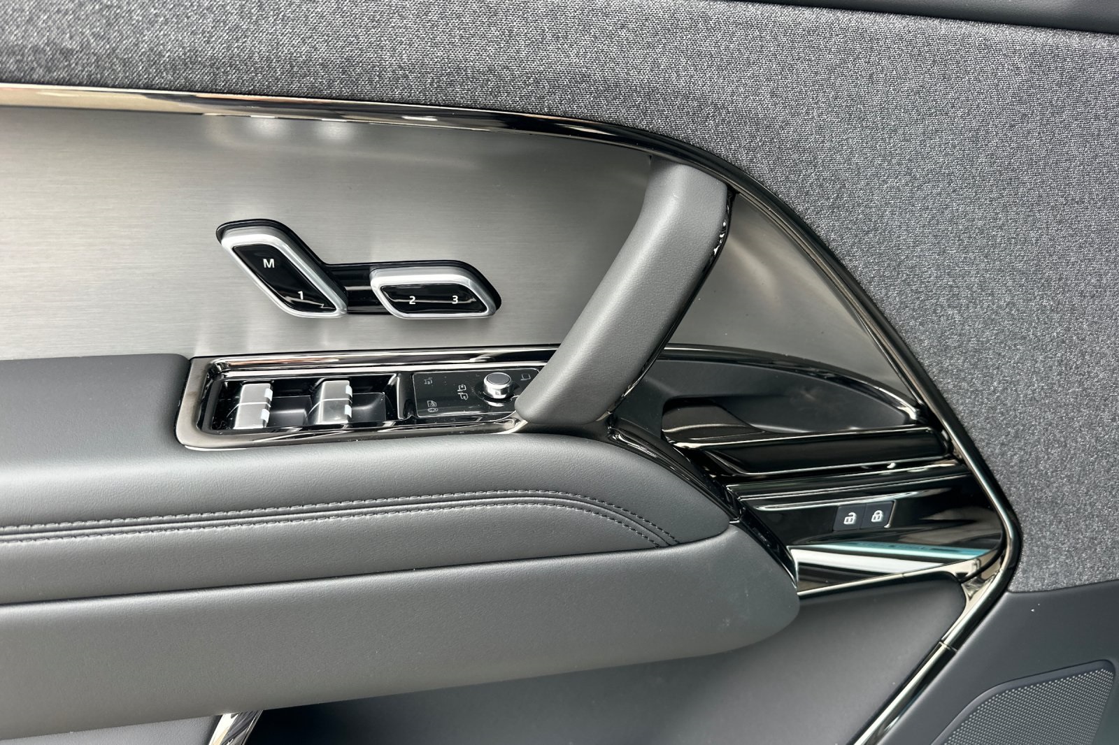 2025 Land Rover Range Rover Sport P360 S photo 24