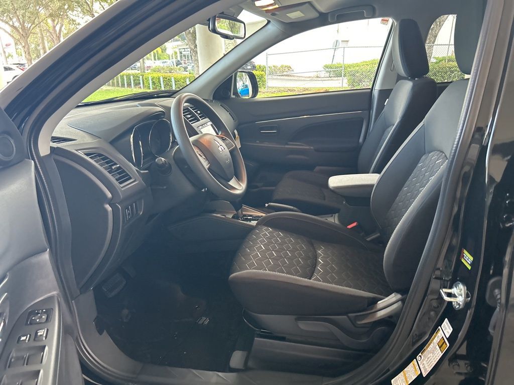 2025 Mitsubishi Outlander Sport ES photo 4