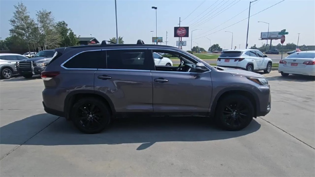2019 Toyota Highlander SE photo 3