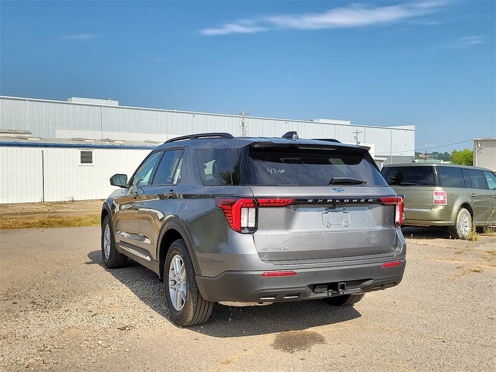2025 Ford Explorer photo 4