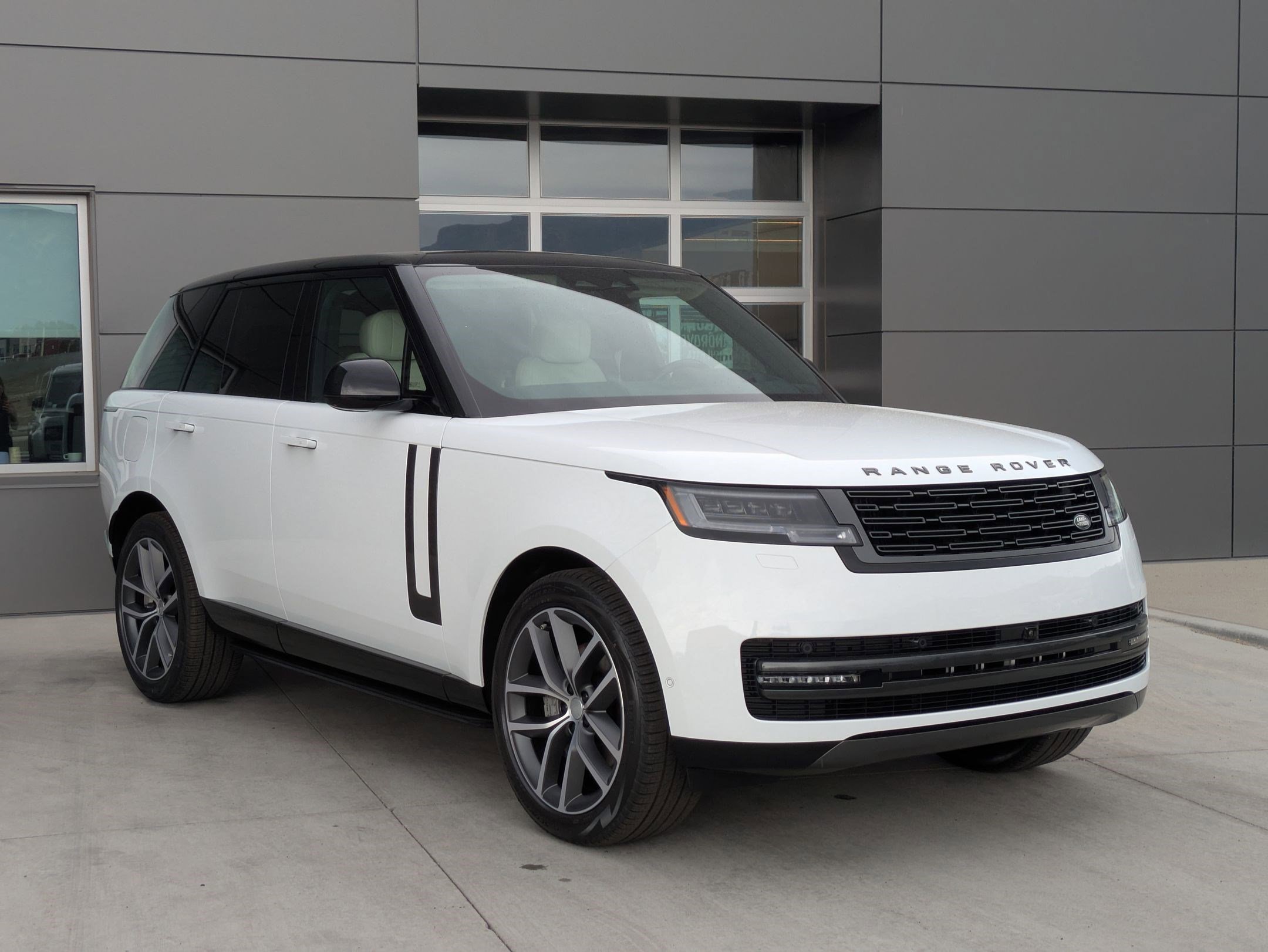 2025 Land Rover Range Rover SE photo 3