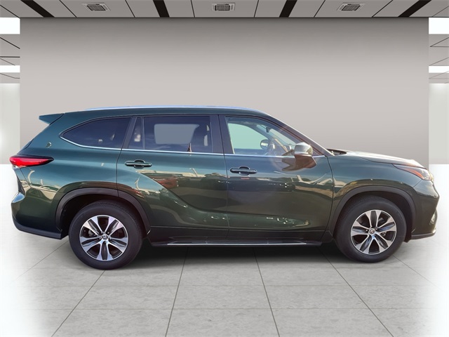 2023 Toyota Highlander XLE photo 2