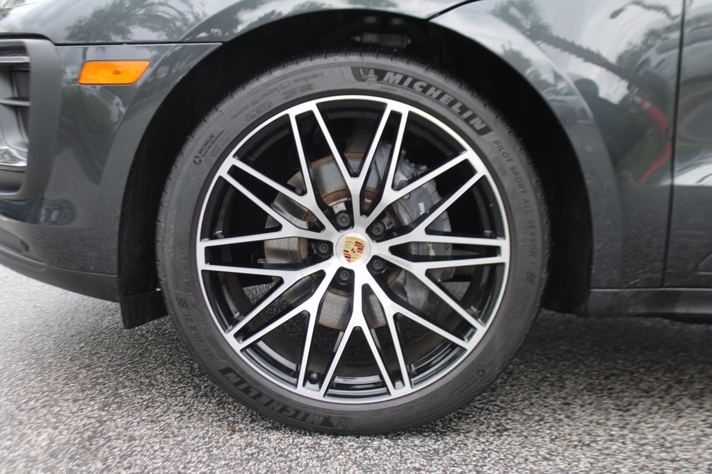 2025 Porsche Macan Base photo 13